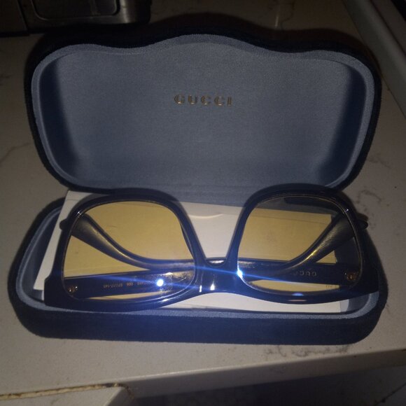 These are a pair 300 dollar Gucci glasses - Picture 1 of 4